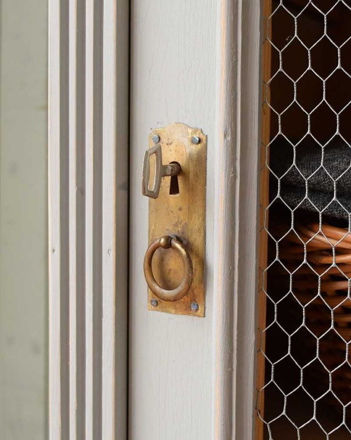 アンティークのキャビネット　アンティーク家具　グレーペイントの大人可愛いアンティーク家具、グリアージュキャビネット。カギも使えるんですまるでおとぎ話に出てくるみたいに、アンティークの鍵が使えるんです。(d-1292-f)