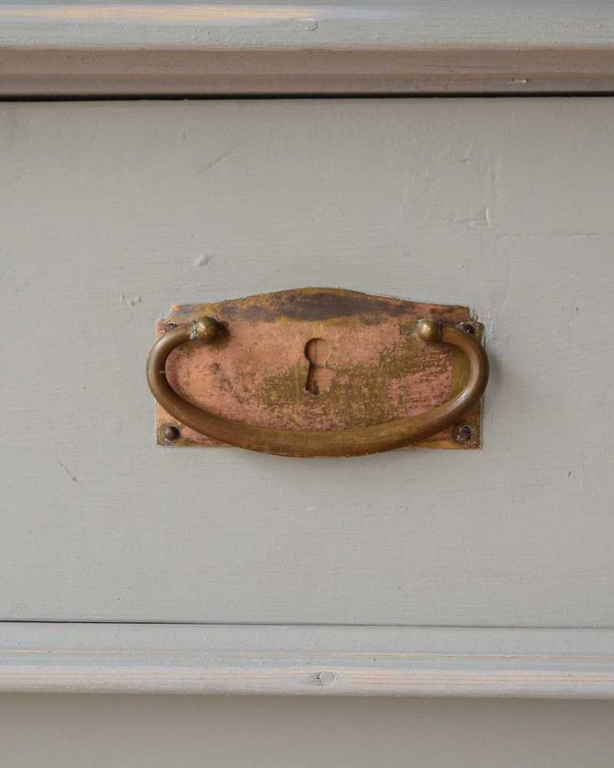 アンティークのキャビネット　アンティーク家具　グレーペイントの大人可愛いアンティーク家具、グリアージュキャビネット。こんな場所もアンティークらしい引き出しの取っ手もステキ。(d-1292-f)