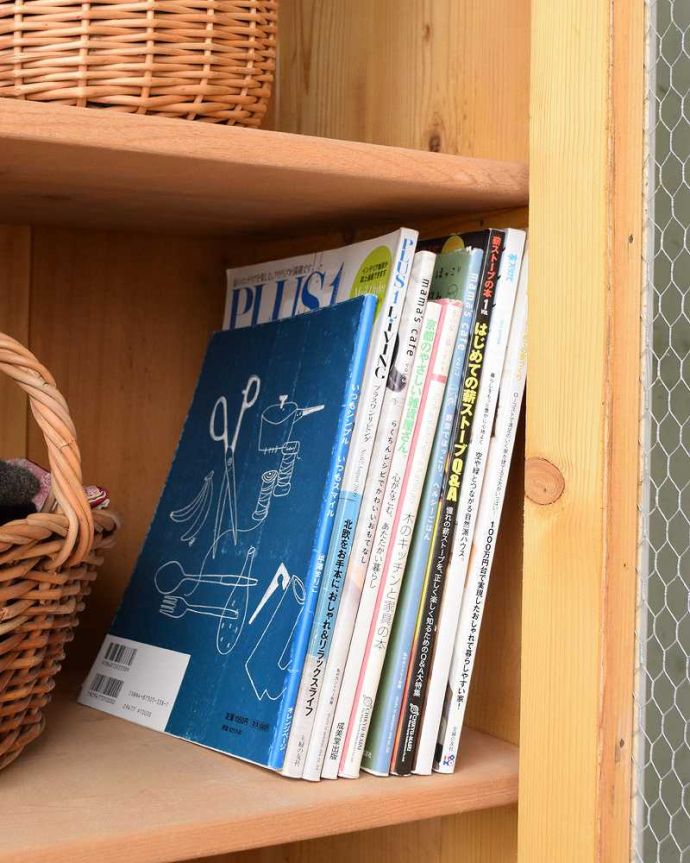 アンティークのキャビネット　アンティーク家具　グレーペイントの大人可愛いアンティーク家具、グリアージュキャビネット。A4サイズの雑誌も収納！扉の中はA4サイズの雑誌も収納できるタップリ収納。(d-1292-f)