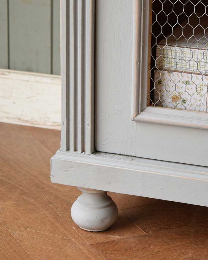 アンティークのキャビネット　アンティーク家具　グレーペイントの大人可愛いアンティーク家具、グリアージュキャビネット。女性１人でも運べちゃうんですHandleのアンティークは、脚の裏にフェルトキーパーをお付けしています。(d-1292-f)