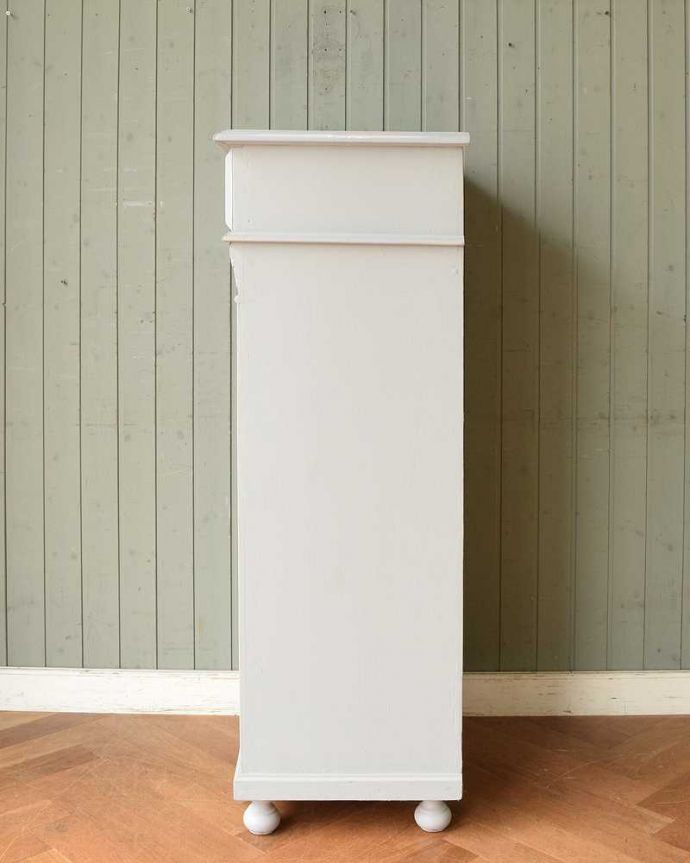 アンティークのキャビネット　アンティーク家具　グレーペイントの大人可愛いアンティーク家具、グリアージュキャビネット。もちろん、横顔もキレイ横から見てみるとこんな感じです。(d-1292-f)