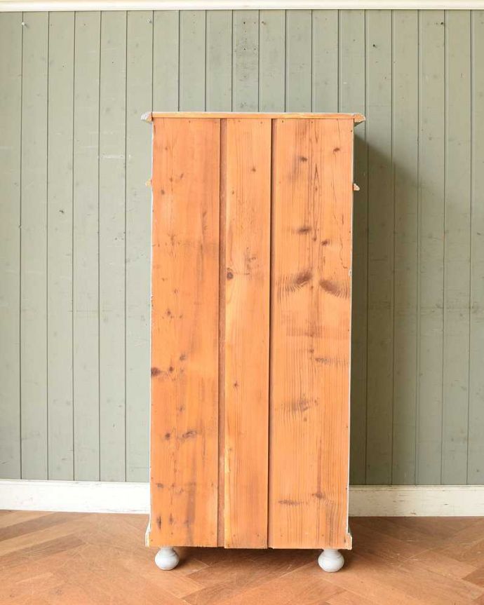 アンティークのキャビネット　アンティーク家具　グレーペイントの大人可愛いアンティーク家具、グリアージュキャビネット。後ろ姿はこんな感じアンティークは新品ではないので、経年変化によるキズはありますが、専門の職人がキレイにお直しをしているので、後ろ姿もキレイです。(d-1292-f)