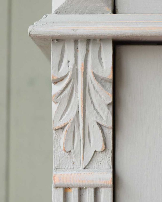 アンティークのキャビネット　アンティーク家具　グレーペイントの大人可愛いアンティーク家具、グリアージュキャビネット。フランスらしく美しい彫さりげなく施された彫。(d-1292-f)