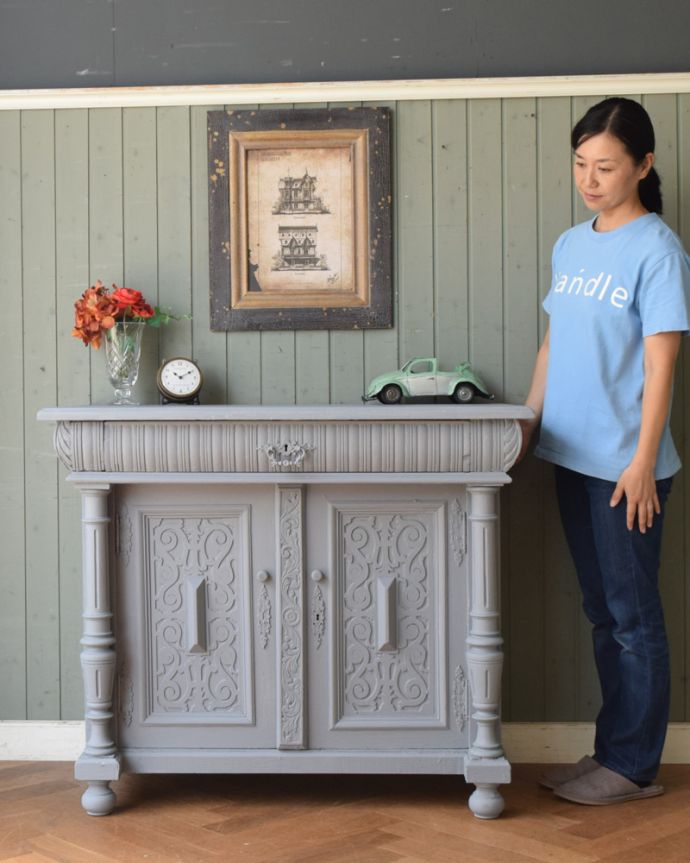 アンティークのキャビネット　アンティーク家具　フランスらしい彫りが美しいキャビネット、大人っぽいグレーペイントのアンティーク家具。やっぱり可愛いフランスらしい色使いお部屋に入れるとパッと明るくなる色使いのペイントキャビネット。(d-1294-f)