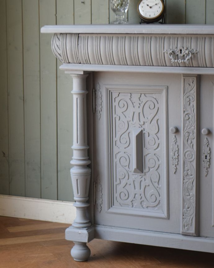 アンティークのキャビネット　アンティーク家具　フランスらしい彫りが美しいキャビネット、大人っぽいグレーペイントのアンティーク家具。彫の美しさも自慢です。(d-1294-f)