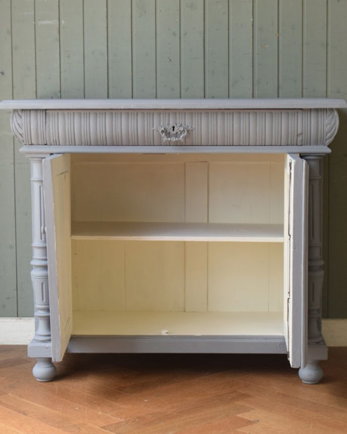 アンティークのキャビネット　アンティーク家具　フランスらしい彫りが美しいキャビネット、大人っぽいグレーペイントのアンティーク家具。扉を開けて中を見ると･･･扉の中は職人が修復して、こんな感じでキレイに仕上げました。(d-1294-f)