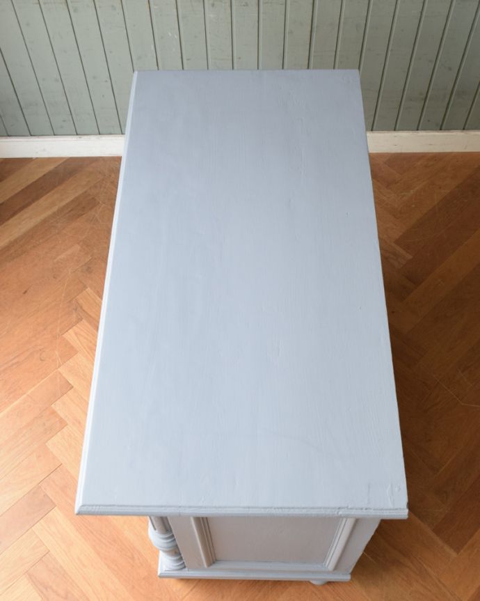 アンティークのキャビネット　アンティーク家具　フランスらしい彫りが美しいキャビネット、大人っぽいグレーペイントのアンティーク家具。上から見てみると･･･天板はこんな感じに仕上がっています。(d-1294-f)