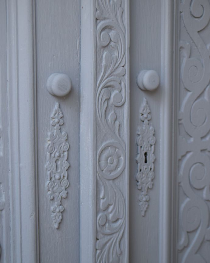 アンティークのキャビネット　アンティーク家具　フランスらしい彫りが美しいキャビネット、大人っぽいグレーペイントのアンティーク家具。持ちやすい取っ手。(d-1294-f)
