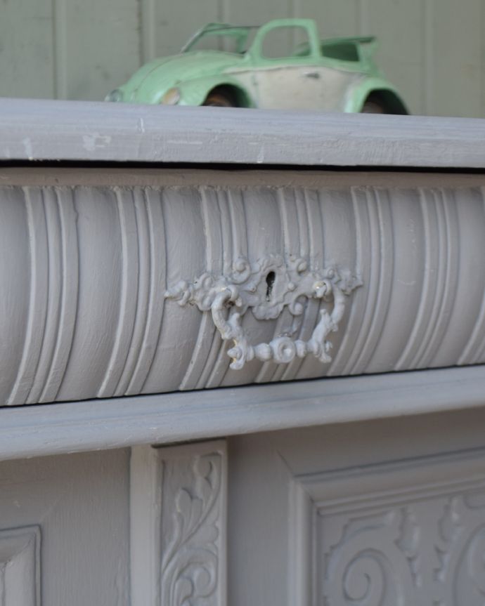 アンティークのキャビネット　アンティーク家具　フランスらしい彫りが美しいキャビネット、大人っぽいグレーペイントのアンティーク家具。開ける度にワクワクする取っ手引き出しの開け閉めもスムーズです。(d-1294-f)