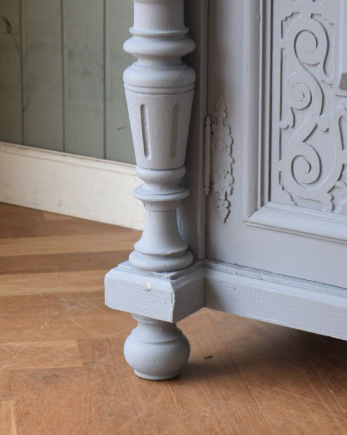 アンティークのキャビネット　アンティーク家具　フランスらしい彫りが美しいキャビネット、大人っぽいグレーペイントのアンティーク家具。女性１人でもラクに運べちゃうヒミツHandleのアンティークは、脚の裏にフェルトキーパーをお付けしているので、床を滑らせれば女性でも移動がカンタンに出来ます！。(d-1294-f)