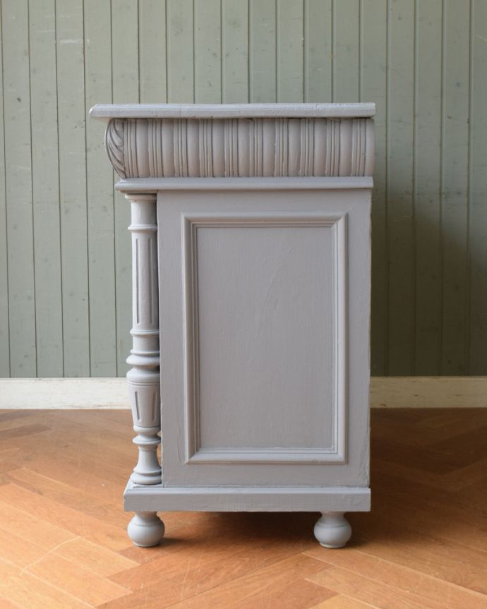 アンティークのキャビネット　アンティーク家具　フランスらしい彫りが美しいキャビネット、大人っぽいグレーペイントのアンティーク家具。横顔だっても美しい正面だけじゃなく横から見てもキレイです。(d-1294-f)