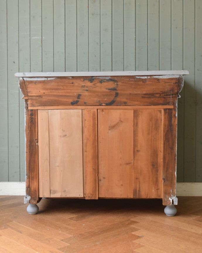 アンティークのキャビネット　アンティーク家具　フランスらしい彫りが美しいキャビネット、大人っぽいグレーペイントのアンティーク家具。後ろ姿も見て下さい。(d-1294-f)