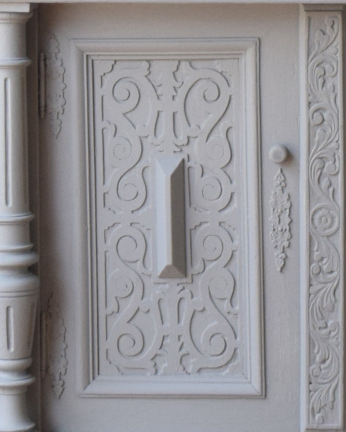 アンティークのキャビネット　アンティーク家具　フランスらしい彫りが美しいキャビネット、大人っぽいグレーペイントのアンティーク家具。やっぱりココがフランスらしい美しい彫にうっとり･･･ポイントポイントの装飾がキレイです。(d-1294-f)