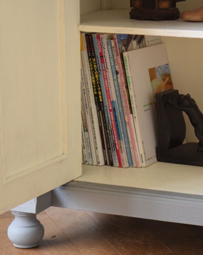 アンティークのキャビネット　アンティーク家具　フランスらしい彫りが美しいキャビネット、大人っぽいグレーペイントのアンティーク家具。A4サイズの雑誌もたっぷり収納たっぷり収納出来る実力派。(d-1294-f)