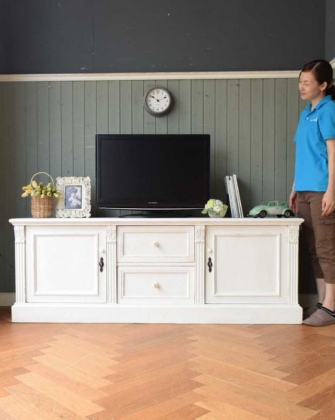 アンティークのキャビネット　アンティーク家具　テレビボードにピッタリ！フレンチホワイトのアンティークサイドボード。やっぱり可愛いフランスらしい色使いお部屋に入れるとパッと明るくなる色使いのペイントキャビネット。(d-1295-f)