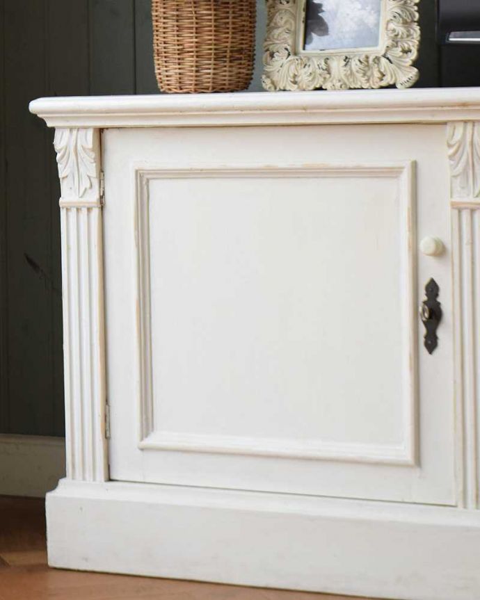 アンティークのキャビネット　アンティーク家具　テレビボードにピッタリ！フレンチホワイトのアンティークサイドボード。彫の美しさも自慢です。(d-1295-f)
