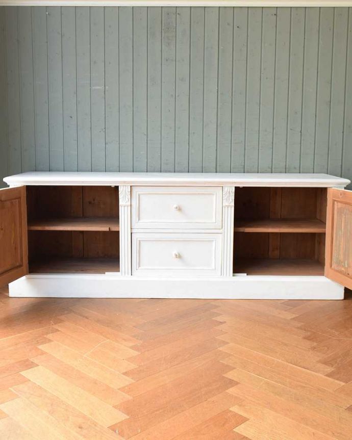 アンティークのキャビネット　アンティーク家具　テレビボードにピッタリ！フレンチホワイトのアンティークサイドボード。扉を開けて中を見ると･･･扉の中は職人が修復して、こんな感じでキレイに仕上げました。(d-1295-f)