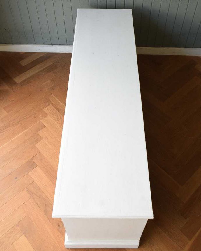 アンティークのキャビネット　アンティーク家具　テレビボードにピッタリ！フレンチホワイトのアンティークサイドボード。上から見てみると･･･天板はこんな感じに仕上がっています。(d-1295-f)