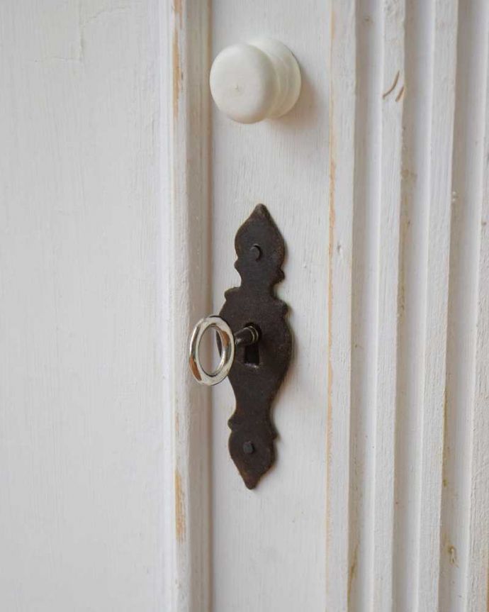 アンティークのキャビネット　アンティーク家具　テレビボードにピッタリ！フレンチホワイトのアンティークサイドボード。開ける度にワクワクする取っ手鍵を回して開けてください。(d-1295-f)