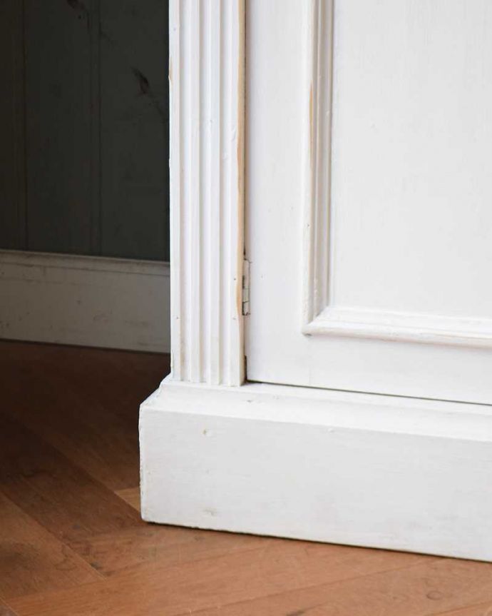 アンティークのキャビネット　アンティーク家具　テレビボードにピッタリ！フレンチホワイトのアンティークサイドボード。女性１人でもラクに運べちゃうヒミツHandleのアンティークは、脚の裏にフェルトキーパーをお付けしているので、床を滑らせれば女性でも移動がカンタンに出来ます！。(d-1295-f)