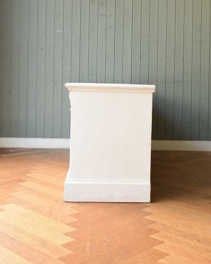 アンティークのキャビネット　アンティーク家具　テレビボードにピッタリ！フレンチホワイトのアンティークサイドボード。横顔だっても美しい正面だけじゃなく横から見てもキレイです。(d-1295-f)