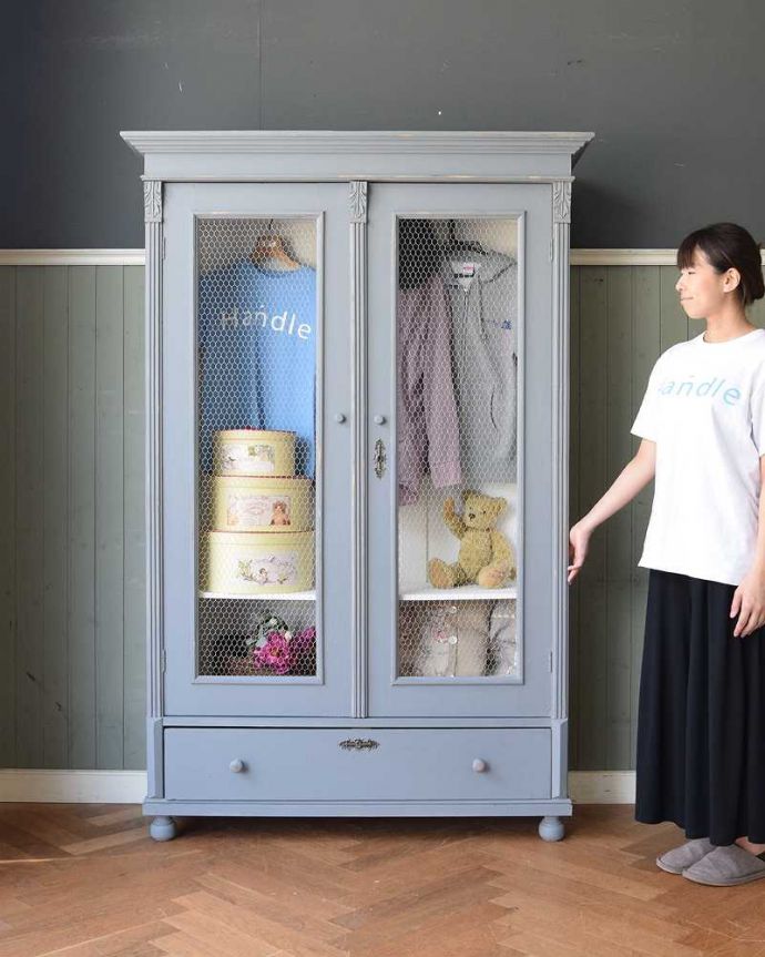 アンティークのキャビネット　アンティーク家具　ペイントのアンティーク家具、フランスのグリアージュキャビネット（ワードローブ）。フランスから届いた女子の憧れワードローブ置いた瞬間、パリジェンヌ気分が味わえるフランスのワードローブ。(d-1296-f)