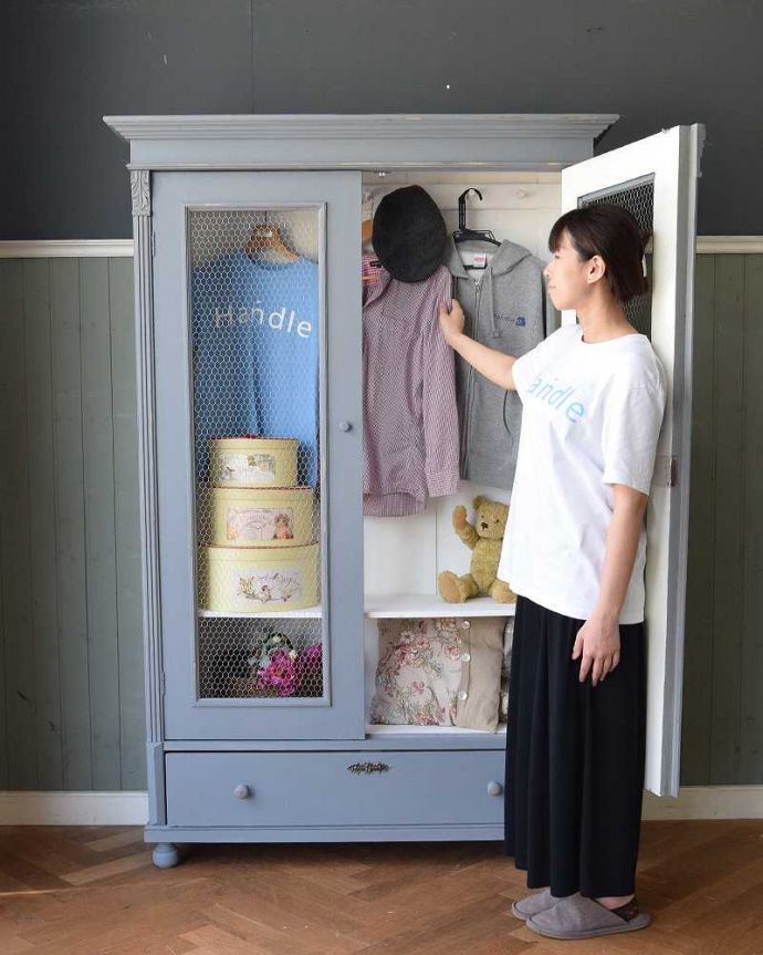 アンティークのキャビネット　アンティーク家具　ペイントのアンティーク家具、フランスのグリアージュキャビネット（ワードローブ）。気分はパリジェンヌお部屋を華やかに見せてくれるペイントの家具。(d-1296-f)