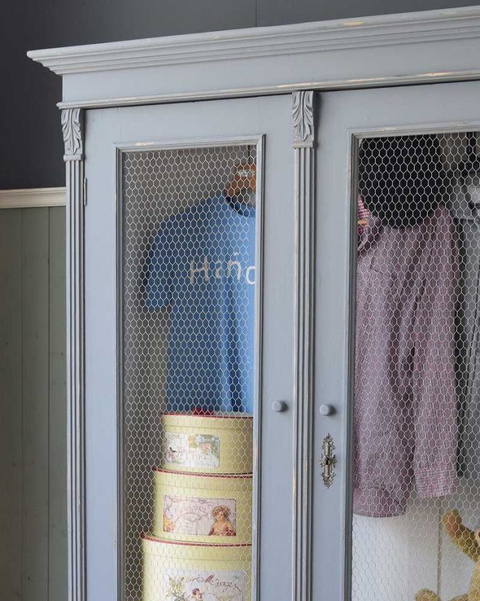 アンティークのキャビネット　アンティーク家具　ペイントのアンティーク家具、フランスのグリアージュキャビネット（ワードローブ）。女子心を掴むグリアージュの扉フランスらしいグリアージュの扉。(d-1296-f)