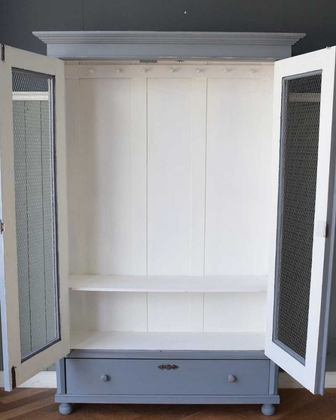 アンティークのキャビネット　アンティーク家具　ペイントのアンティーク家具、フランスのグリアージュキャビネット（ワードローブ）。扉を開けると･･･たっぷり収納できるワードローブ。(d-1296-f)