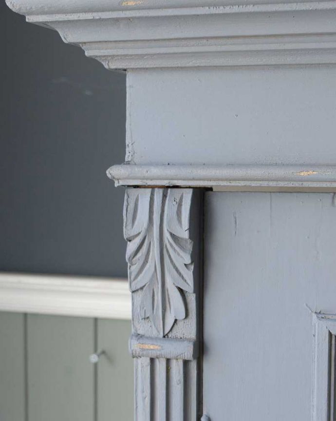 アンティークのキャビネット　アンティーク家具　ペイントのアンティーク家具、フランスのグリアージュキャビネット（ワードローブ）。フランスらしい彫が扉を彩ります。(d-1296-f)