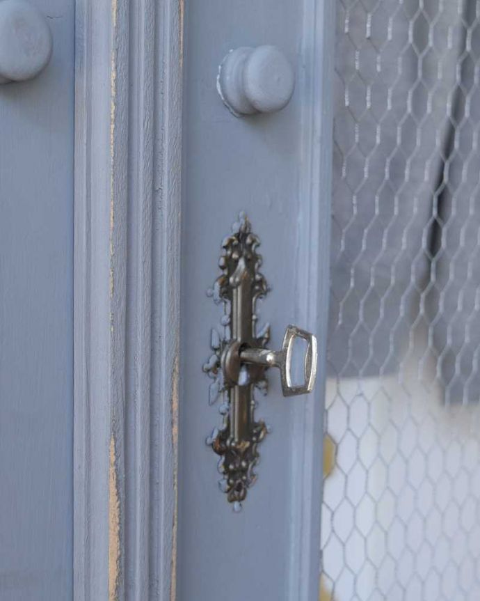 アンティークのキャビネット　アンティーク家具　ペイントのアンティーク家具、フランスのグリアージュキャビネット（ワードローブ）。カギも使えますまるでおとぎ話のようにカギを使って開けてください。(d-1296-f)