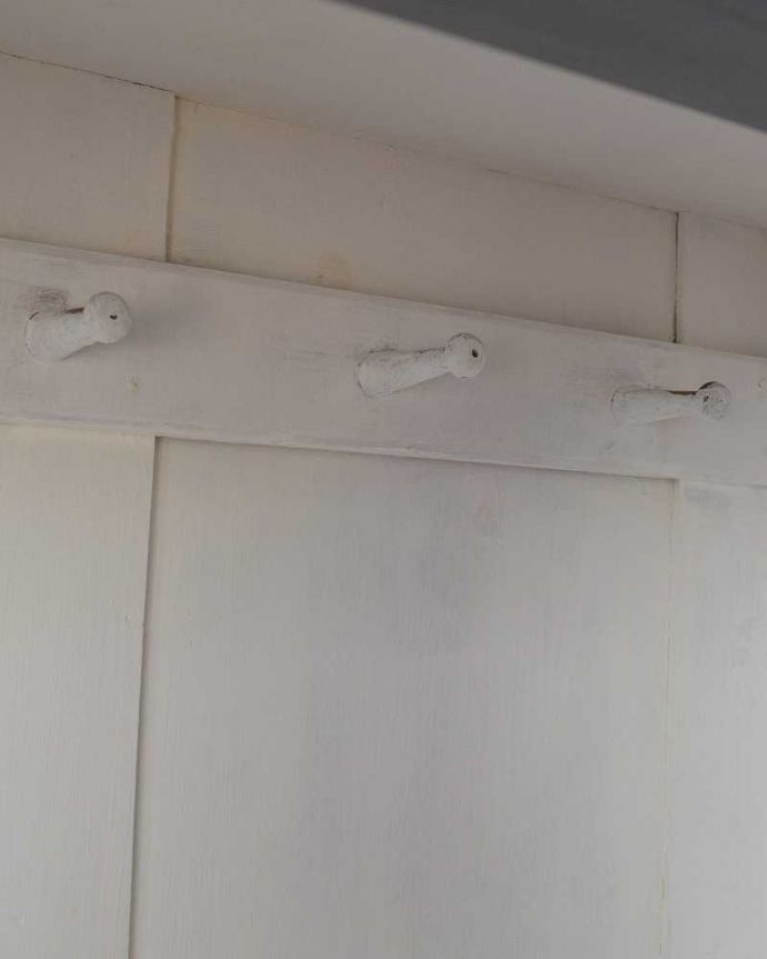 アンティークのキャビネット　アンティーク家具　ペイントのアンティーク家具、フランスのグリアージュキャビネット（ワードローブ）。フックのデザインも可愛いアンティークらしい温かみがあって可愛いフックのデザイン。(d-1296-f)