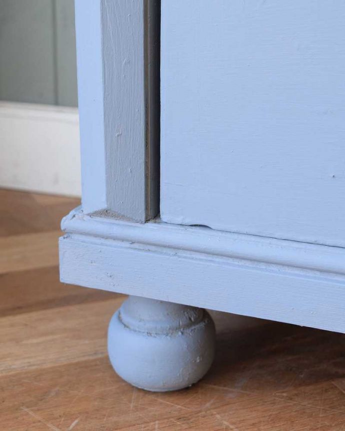 アンティークのキャビネット　アンティーク家具　ペイントのアンティーク家具、フランスのグリアージュキャビネット（ワードローブ）。女性でも運べちゃう理由は･･･Handleのアンティークは、脚の裏にフェルトキーパーをお付けしていますので、重い家具でも床を滑らせれて移動出来ます。(d-1296-f)