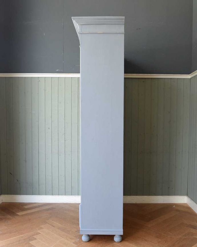 アンティークのキャビネット　アンティーク家具　ペイントのアンティーク家具、フランスのグリアージュキャビネット（ワードローブ）。横から見た姿もステキ横から見てみるとこんな感じです。(d-1296-f)