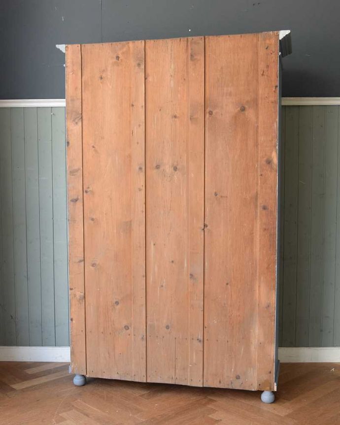 アンティークのキャビネット　アンティーク家具　ペイントのアンティーク家具、フランスのグリアージュキャビネット（ワードローブ）。後ろ姿はこんな感じアンティークは新品ではないので、もちろん経年変化によるキズはありますが、専門の職人がキレイにお直しをしているので、後ろ姿もキレイです。(d-1296-f)