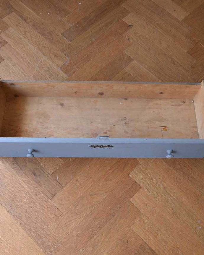 アンティークのキャビネット　アンティーク家具　ペイントのアンティーク家具、フランスのグリアージュキャビネット（ワードローブ）。引き出しもキレイです修復する際、引き出しの中もキレイにしたので、いろんなものを実用的に収納してお使い下さい。(d-1296-f)