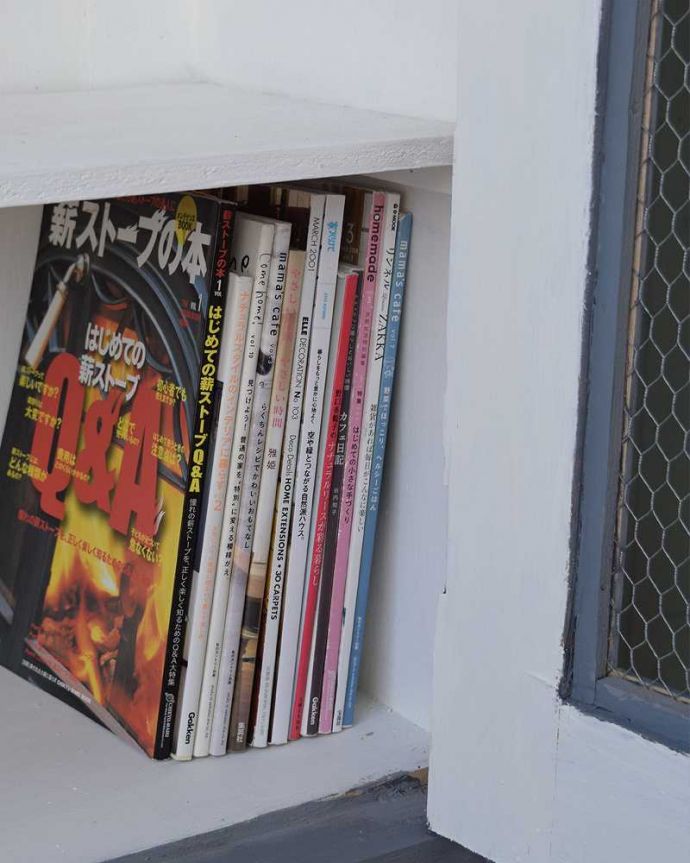 アンティークのキャビネット　アンティーク家具　ペイントのアンティーク家具、フランスのグリアージュキャビネット（ワードローブ）。A4サイズの雑誌も収納！タップリ収納出来る棚板。(d-1296-f)