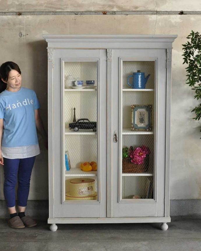 アンティークのキャビネット　アンティーク家具　アンティークのフレンチ家具、ペイント仕上げのグリアージュキャビネット(ワードローブ)。フレンチ気分たっぷりの憧れキャビネットグリアージュの扉にペイントのコンビがフランスらしいキャビネット。(d-1297-f)