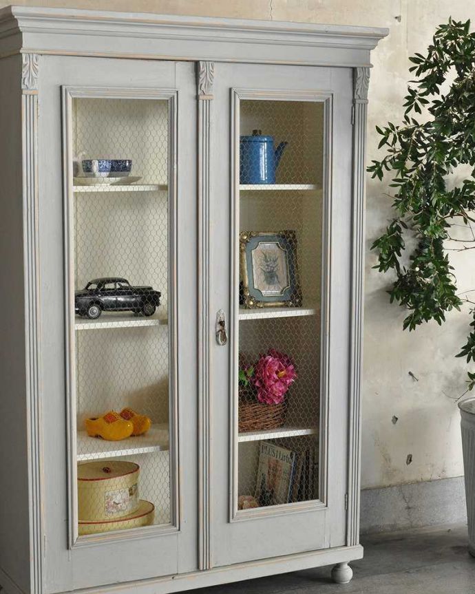 アンティークのキャビネット　アンティーク家具　アンティークのフレンチ家具、ペイント仕上げのグリアージュキャビネット(ワードローブ)。女子の心を掴むグリアージュフランスらしいグリアージュの扉。(d-1297-f)