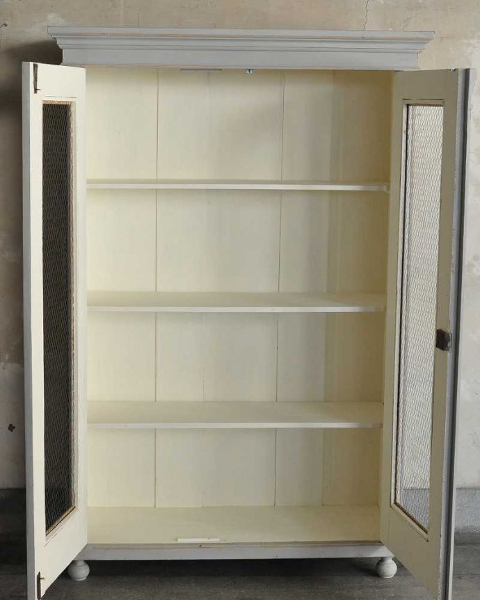 アンティークのキャビネット　アンティーク家具　アンティークのフレンチ家具、ペイント仕上げのグリアージュキャビネット(ワードローブ)。扉を開けると･･･中もこんな感じで専門の職人がキレイに修復しました。(d-1297-f)