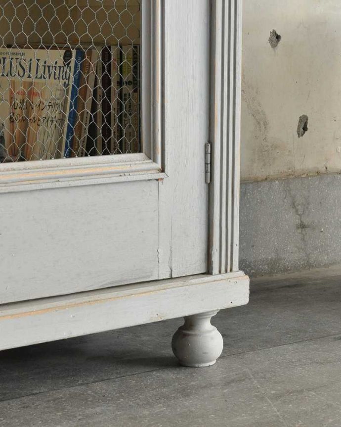 アンティークのキャビネット　アンティーク家具　アンティークのフレンチ家具、ペイント仕上げのグリアージュキャビネット(ワードローブ)。女性１人でも運べちゃうんですHandleのアンティークは、脚の裏にフェルトキーパーをお付けしています。(d-1297-f)