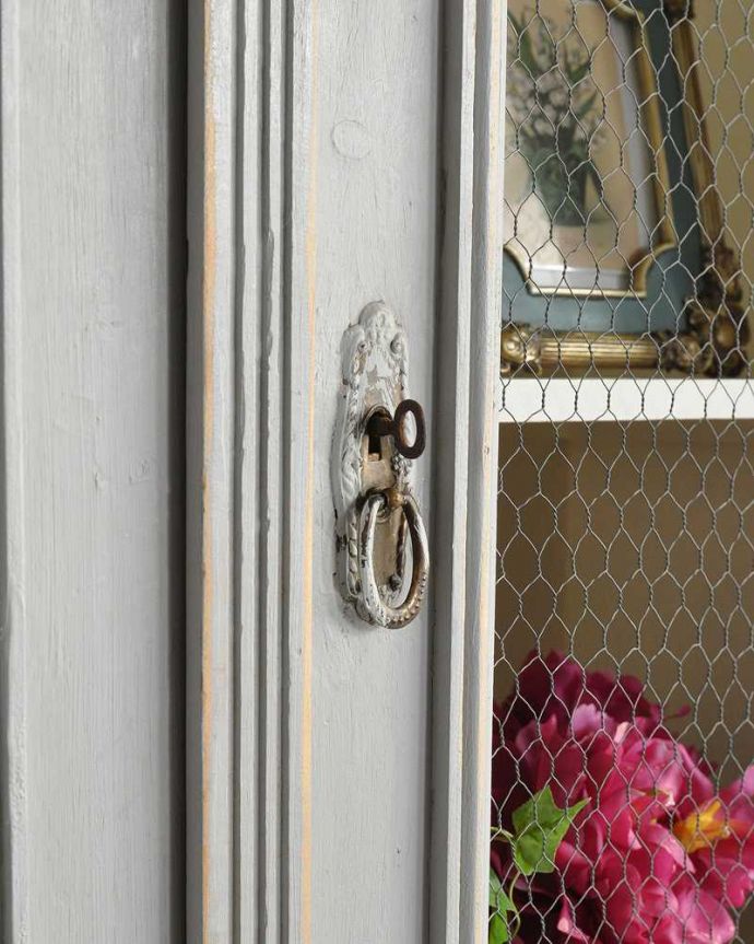 アンティークのキャビネット　アンティーク家具　アンティークのフレンチ家具、ペイント仕上げのグリアージュキャビネット(ワードローブ)。カギも使えるんですまるでおとぎ話に出てくるみたいに、アンティークの鍵が使えるんです。(d-1297-f)