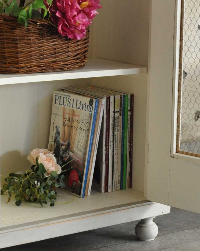 アンティークのキャビネット　アンティーク家具　アンティークのフレンチ家具、ペイント仕上げのグリアージュキャビネット(ワードローブ)。A4サイズの雑誌も収納！扉の中はA4サイズの雑誌も収納できるタップリ収納。(d-1297-f)