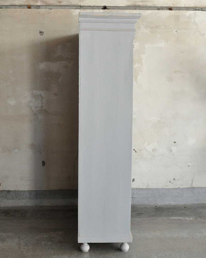 アンティークのキャビネット　アンティーク家具　アンティークのフレンチ家具、ペイント仕上げのグリアージュキャビネット(ワードローブ)。もちろん、横顔もキレイ横から見てみるとこんな感じです。(d-1297-f)