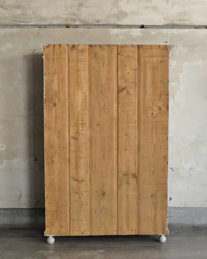 アンティークのキャビネット　アンティーク家具　アンティークのフレンチ家具、ペイント仕上げのグリアージュキャビネット(ワードローブ)。後ろ姿はこんな感じアンティークは新品ではないので、経年変化によるキズはありますが、専門の職人がキレイにお直しをしているので、後ろ姿もキレイです。(d-1297-f)