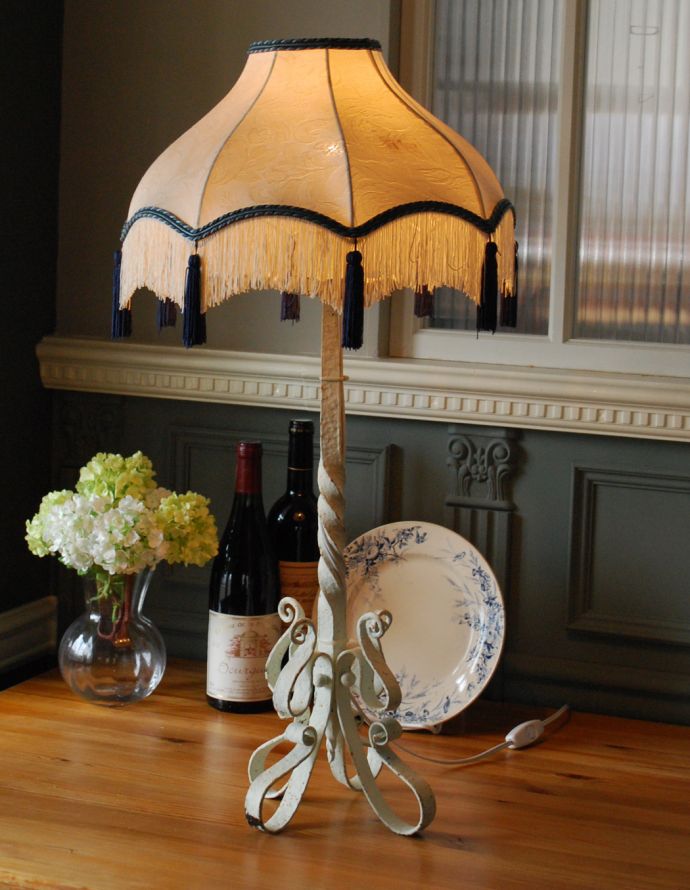 スタンドライト 照明・ライティング フランスで出合ったアンティーク照明、フリンジ付きシェードのアイアン製テーブルランプ(E17シャンデリア球付)。ほんのりとした明かりが灯るので、リラックスするのに最適な照明です。(d-1297-z)