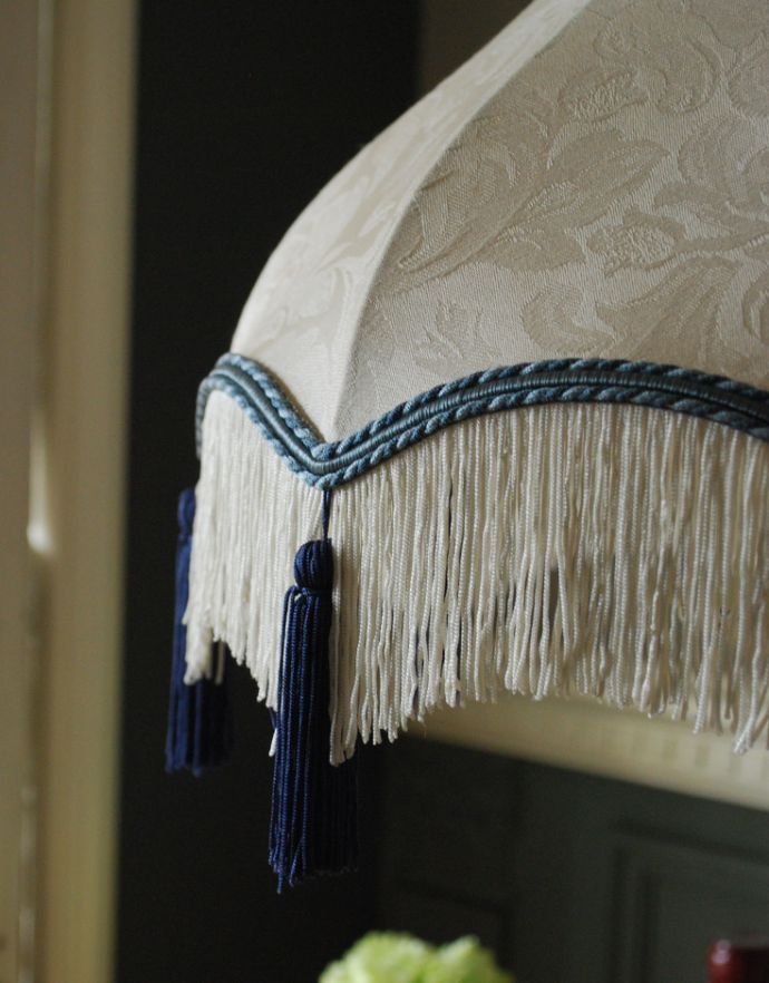 スタンドライト 照明・ライティング フランスで出合ったアンティーク照明、フリンジ付きシェードのアイアン製テーブルランプ(E17シャンデリア球付)。華やかなフリンジの布シェードです。(d-1297-z)