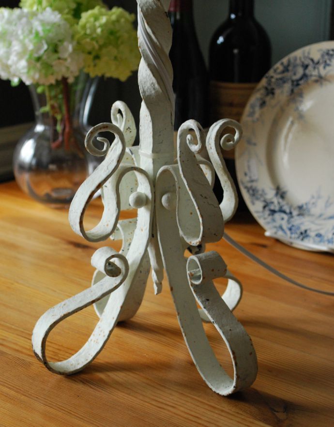 スタンドライト 照明・ライティング フランスで出合ったアンティーク照明、フリンジ付きシェードのアイアン製テーブルランプ(E17シャンデリア球付)。くるんくるんとしたアイアン製の土台はしっかりとした安定感があります。(d-1297-z)