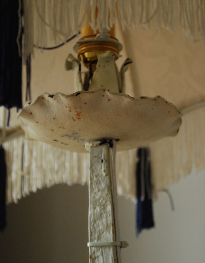 スタンドライト 照明・ライティング フランスで出合ったアンティーク照明、フリンジ付きシェードのアイアン製テーブルランプ(E17シャンデリア球付)。アンティークスタンドならではの美しいデザインです。(d-1297-z)