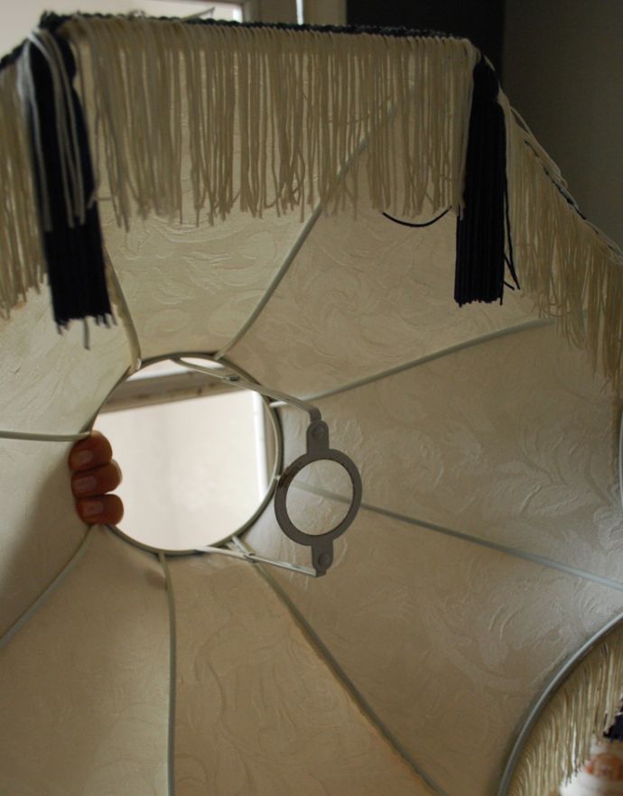 スタンドライト 照明・ライティング フランスで出合ったアンティーク照明、フリンジ付きシェードのアイアン製テーブルランプ(E17シャンデリア球付)。シェードはこのように取り外しができます。(d-1297-z)